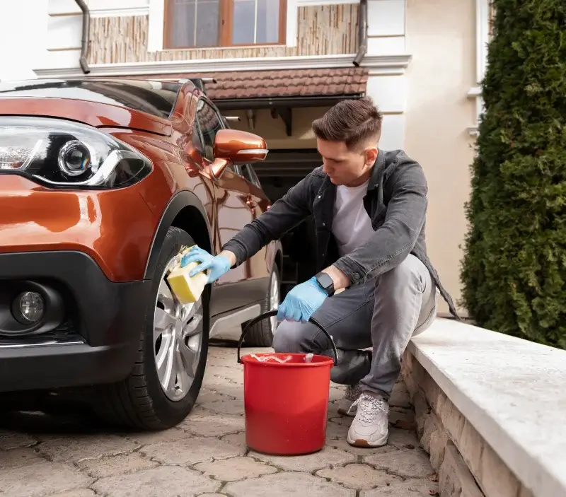 Lavage auto à domicile Aiguebelette-le-Lac : professionnel intervenant sur un véhicule